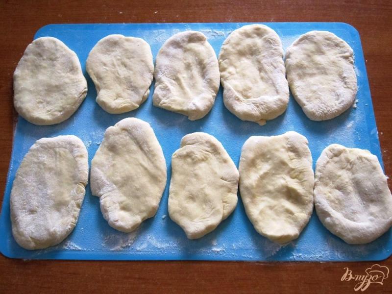 Фото приготовление рецепта: Пирожки с яйцами и зеленым луком шаг №9