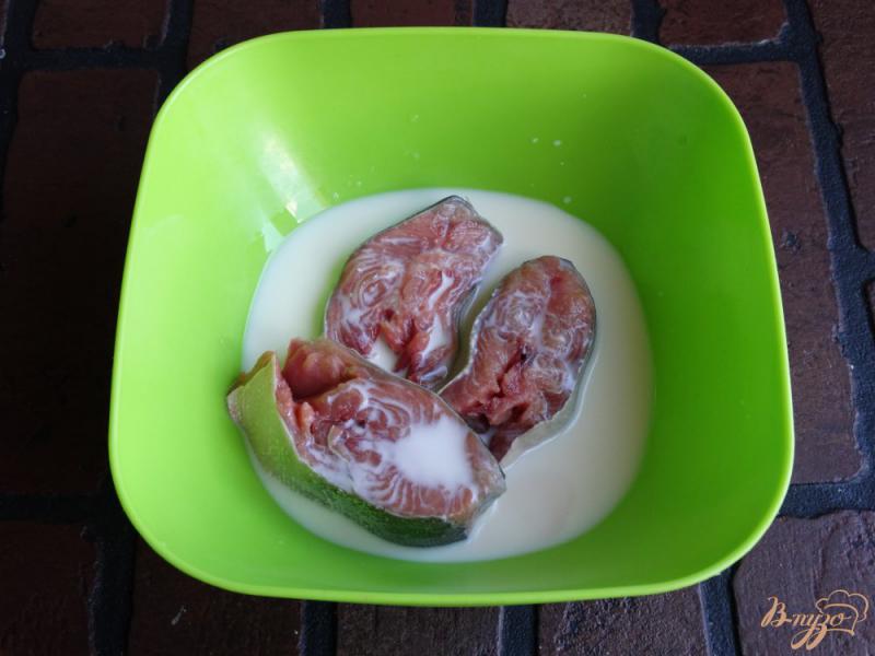 Фото приготовление рецепта: Стейки горбуши в молоке шаг №2