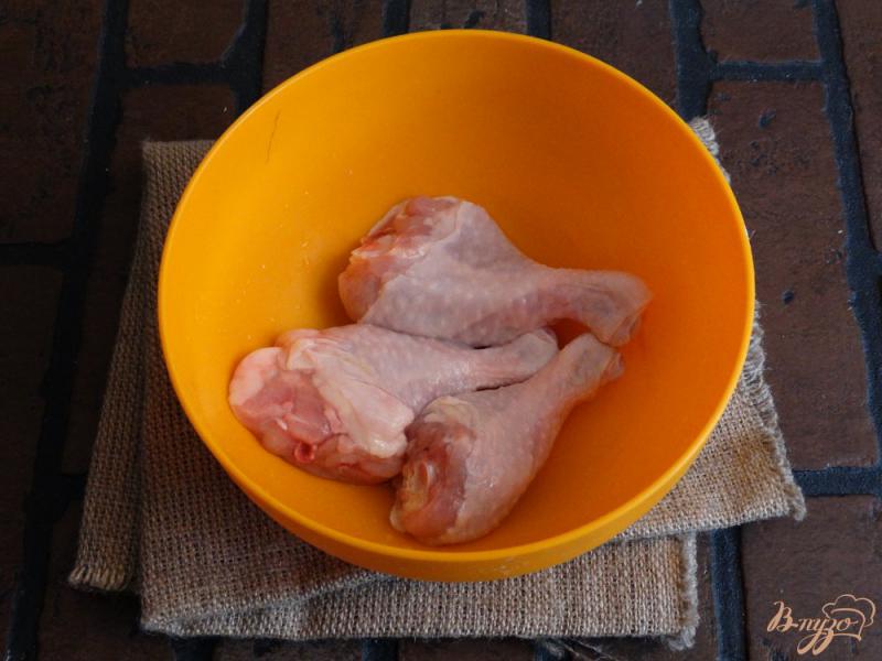 Фото приготовление рецепта: Куриные голени в киви-мятном маринаде шаг №3