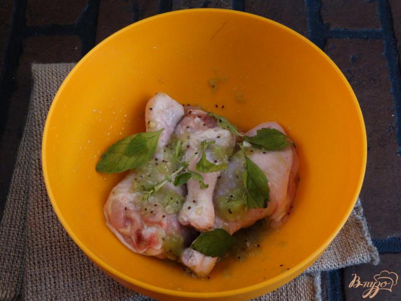 Фото приготовление рецепта: Куриные голени в киви-мятном маринаде шаг №5