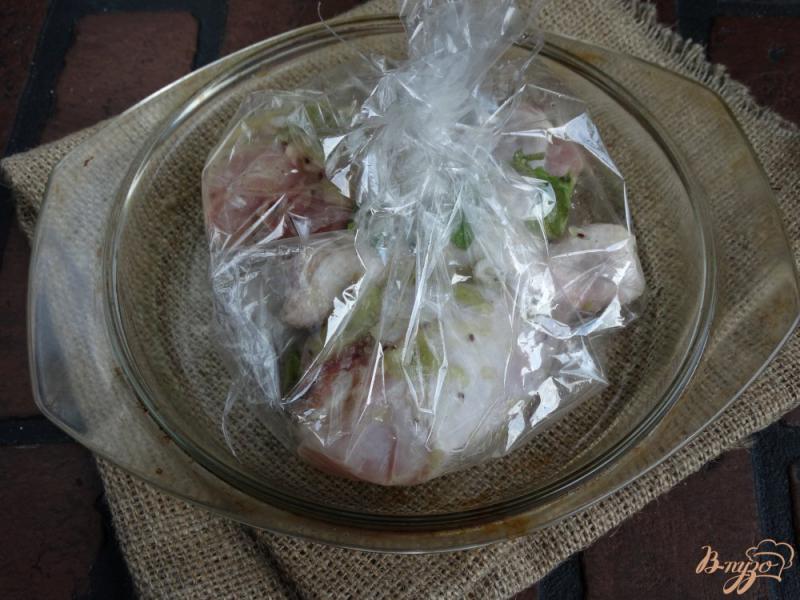 Фото приготовление рецепта: Куриные голени в киви-мятном маринаде шаг №7