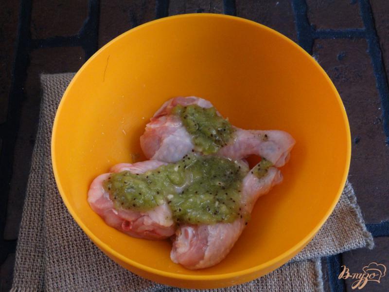 Фото приготовление рецепта: Куриные голени в киви-мятном маринаде шаг №4