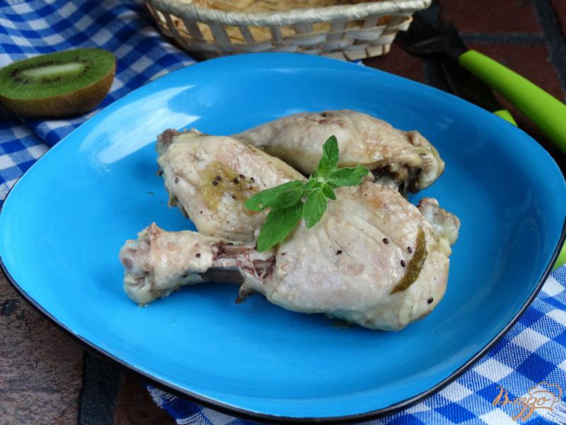 Фото приготовление рецепта: Куриные голени в киви-мятном маринаде шаг №8