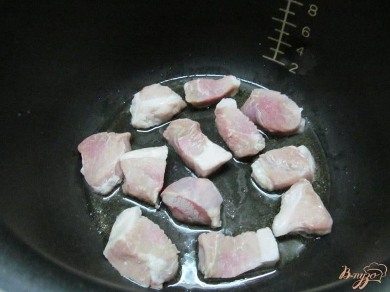 Фото приготовление рецепта: Перловка со свининой и баклажаном шаг №3