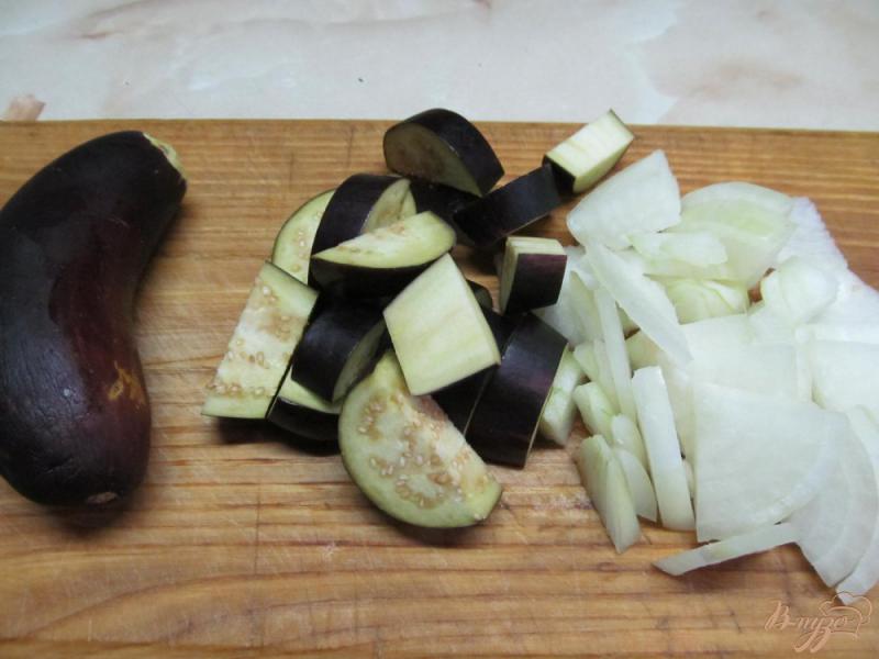 Фото приготовление рецепта: Перловка со свининой и баклажаном шаг №4