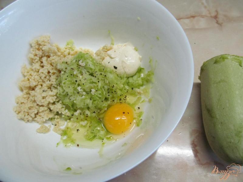 Фото приготовление рецепта: Оладушки из кабачка с яйцами и карамелизированным луком шаг №2