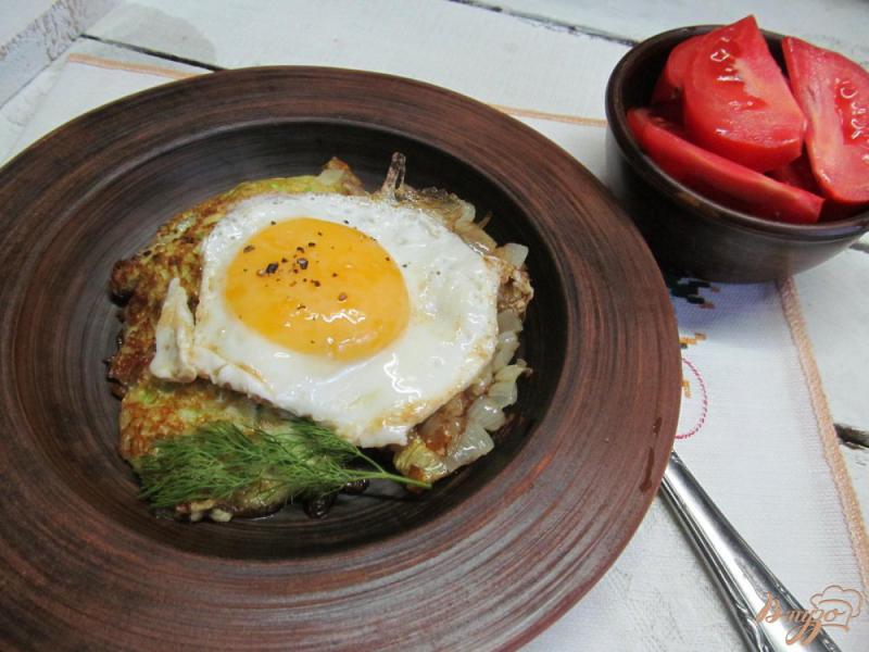 Фото приготовление рецепта: Оладушки из кабачка с яйцами и карамелизированным луком шаг №6