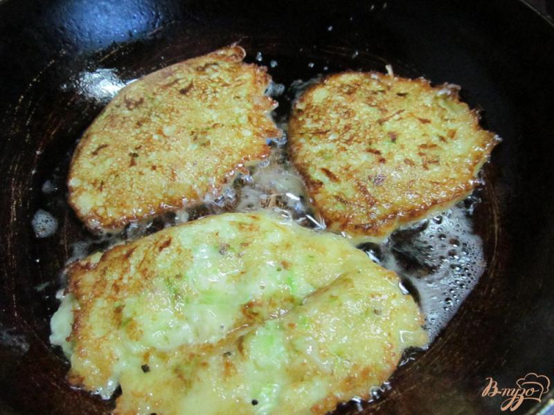 Фото приготовление рецепта: Оладушки из кабачка с яйцами и карамелизированным луком шаг №3