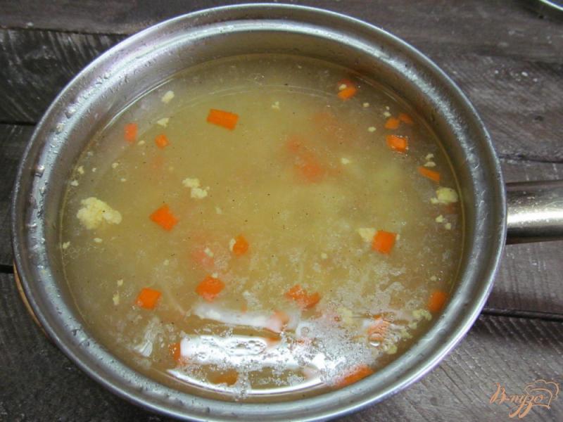 Фото приготовление рецепта: Яичный суп на курином бульоне шаг №4