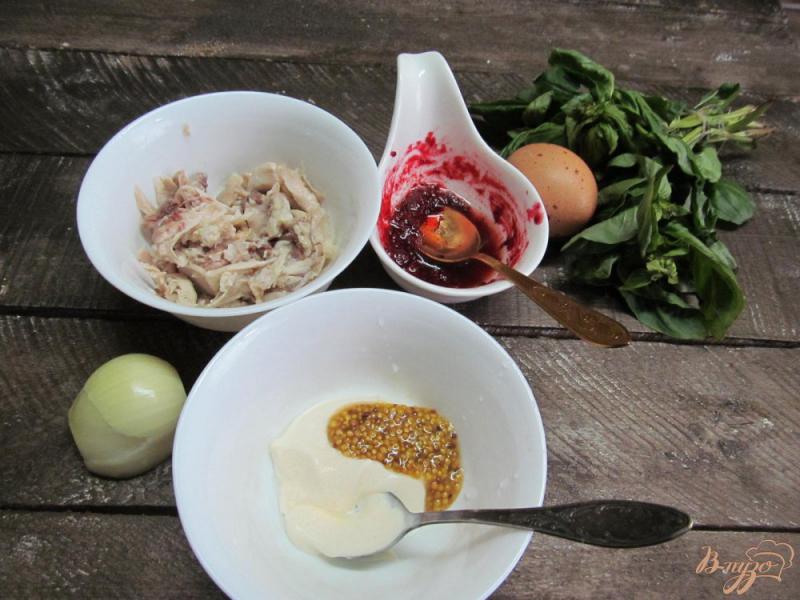 Фото приготовление рецепта: Салат из курицы с малиной и сыром шаг №1