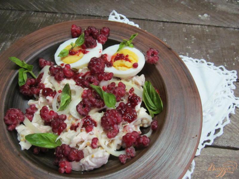 Фото приготовление рецепта: Салат из курицы с малиной и сыром шаг №4