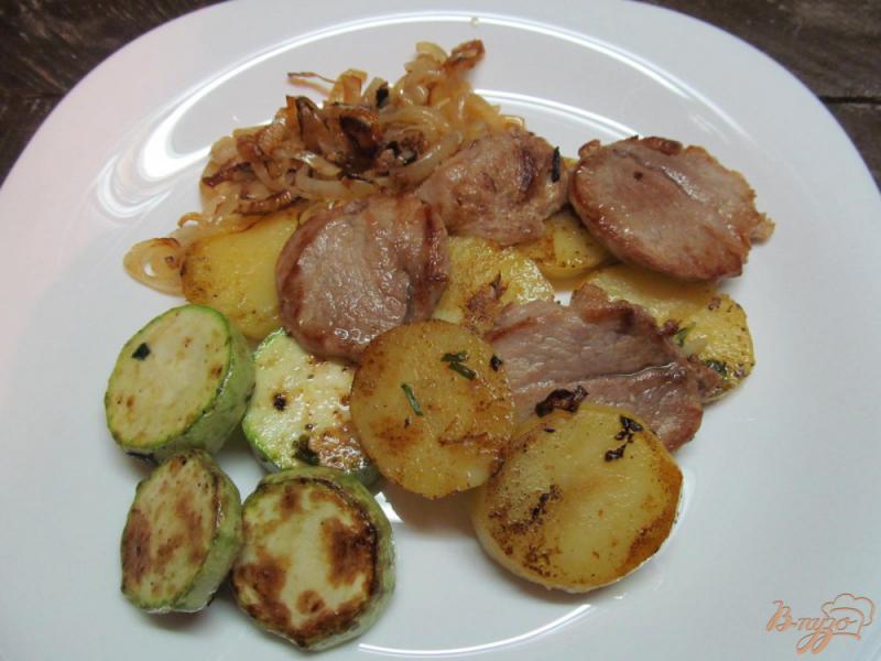 Фото приготовление рецепта: Свинина с овощами под сметанным соусом шаг №4