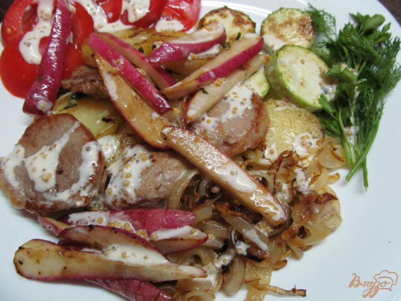 Фото приготовление рецепта: Свинина с овощами под сметанным соусом шаг №6