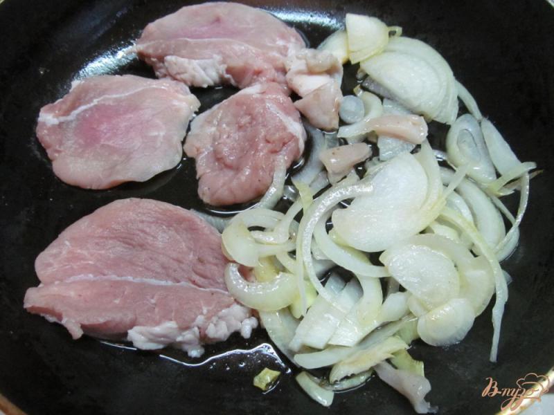 Фото приготовление рецепта: Свинина с овощами под сметанным соусом шаг №1