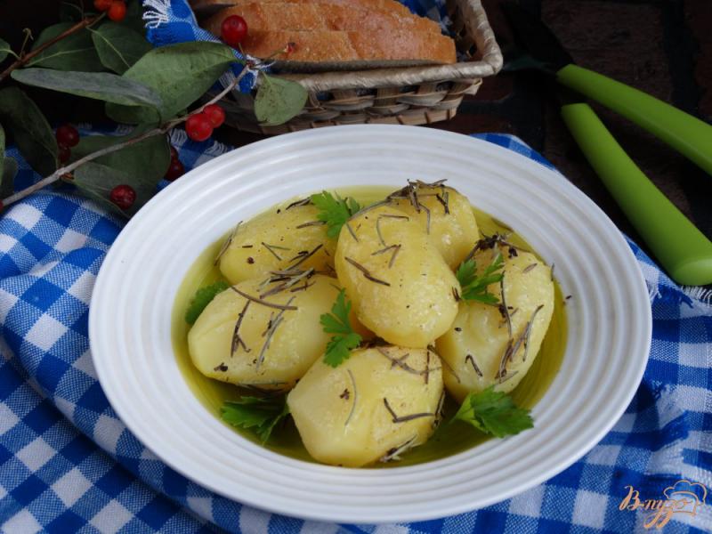 Фото приготовление рецепта: Картофель запеченный с розмарином и чесноком шаг №6