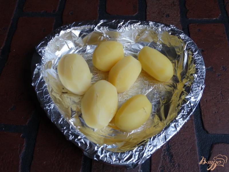 Фото приготовление рецепта: Картофель запеченный с розмарином и чесноком шаг №4