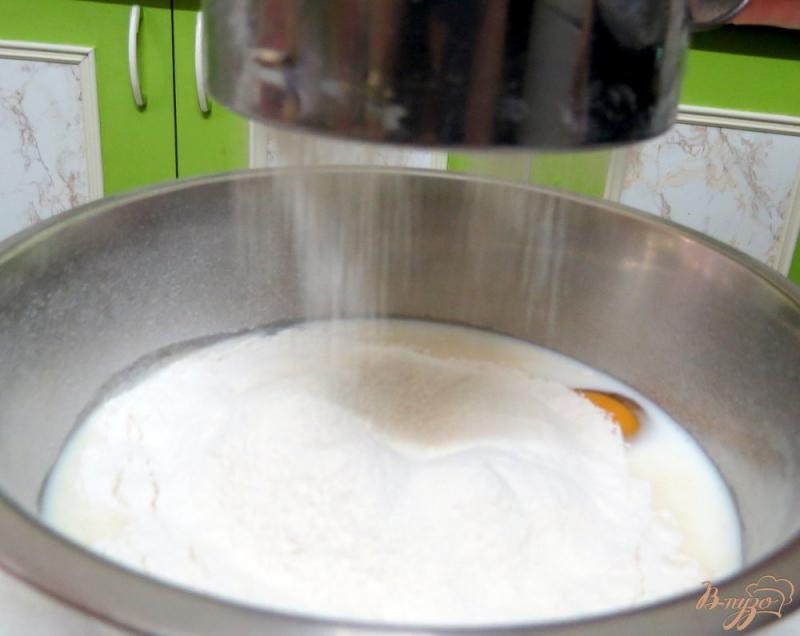 Фото приготовление рецепта: Пышные панкейки на молоке шаг №3