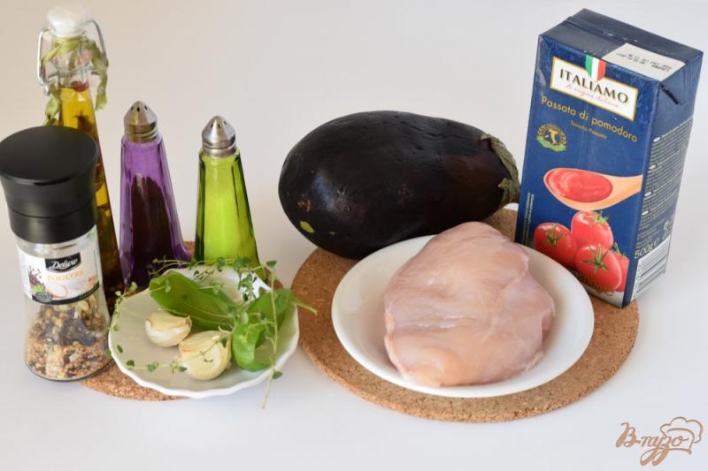 Фото приготовление рецепта: Куриное филе с моцареллой в томатном соусе шаг №1