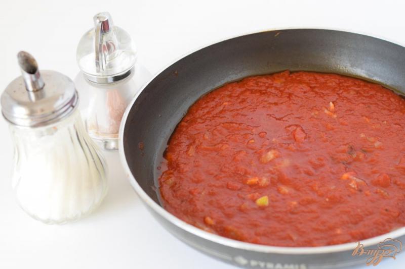 Фото приготовление рецепта: Куриное филе с моцареллой в томатном соусе шаг №7