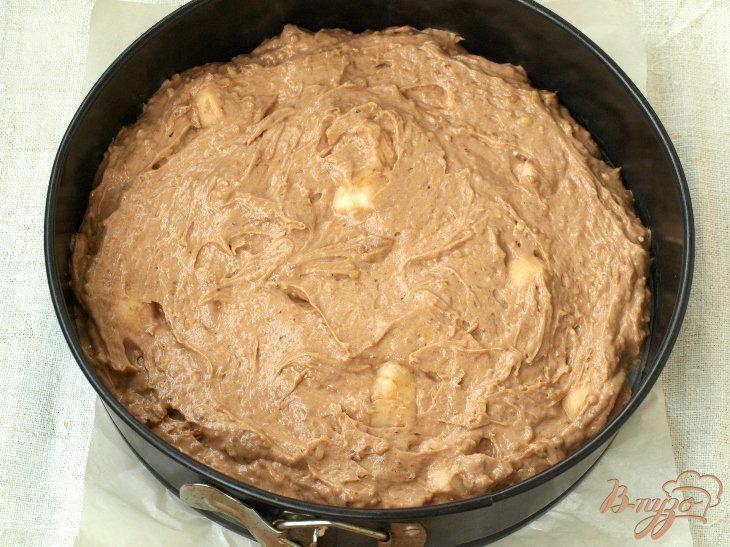 Фото приготовление рецепта: Шоколадно-яблочный пирог с ореховой крошкой и шоколадной глазурью шаг №5