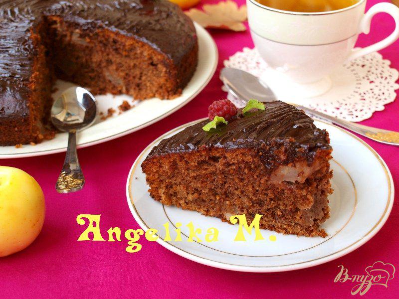 Фото приготовление рецепта: Шоколадно-яблочный пирог с ореховой крошкой и шоколадной глазурью шаг №7
