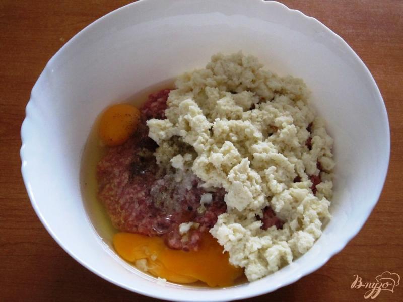 Фото приготовление рецепта: Запеченные котлеты с помидорами и сыром шаг №3