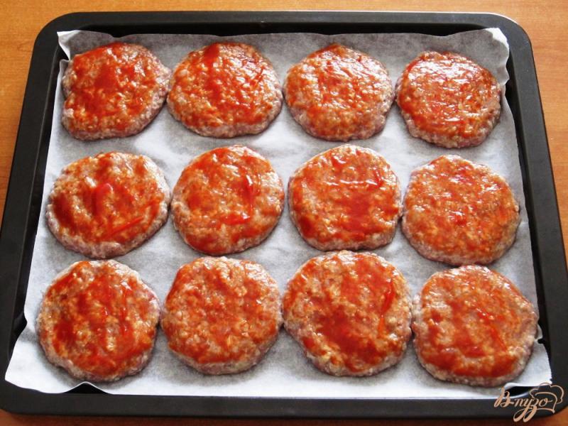 Фото приготовление рецепта: Запеченные котлеты с помидорами и сыром шаг №6