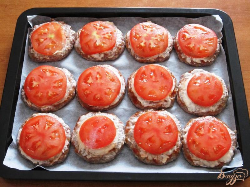 Фото приготовление рецепта: Запеченные котлеты с помидорами и сыром шаг №9