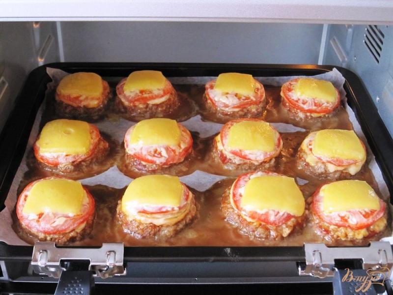 Фото приготовление рецепта: Запеченные котлеты с помидорами и сыром шаг №12