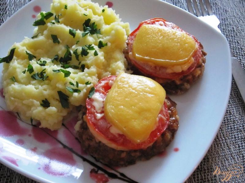 Фото приготовление рецепта: Запеченные котлеты с помидорами и сыром шаг №13