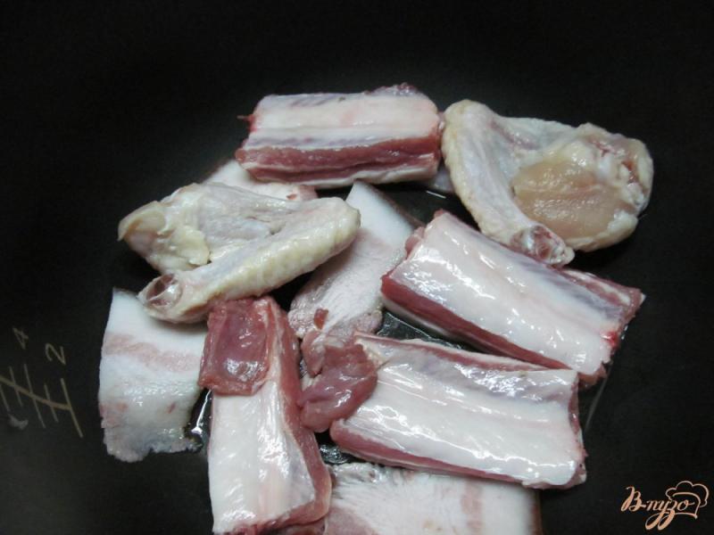 Фото приготовление рецепта: Ребра с куриными крылышками и овощами в мультиварке шаг №2