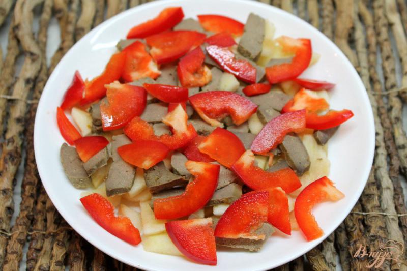 Фото приготовление рецепта: Печеночный салат с яблоком и красным перцем шаг №4