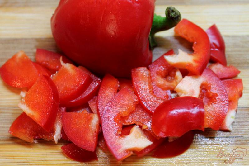 Фото приготовление рецепта: Печеночный салат с яблоком и красным перцем шаг №3