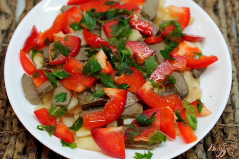 Фото приготовление рецепта: Печеночный салат с яблоком и красным перцем шаг №5