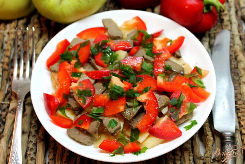 Фото приготовление рецепта: Печеночный салат с яблоком и красным перцем шаг №6