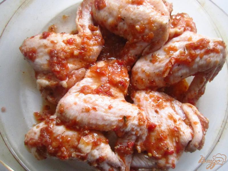 Фото приготовление рецепта: Куриные крылья маринованные в аджике шаг №3