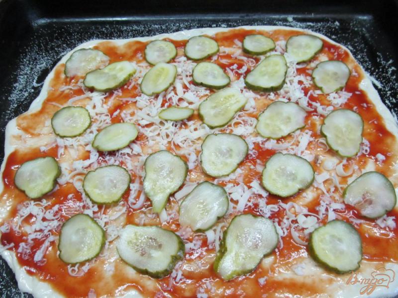 Фото приготовление рецепта: Пицца со свининой моцареллой и базиликом шаг №6