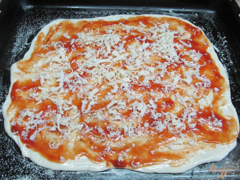 Фото приготовление рецепта: Пицца со свининой моцареллой и базиликом шаг №3