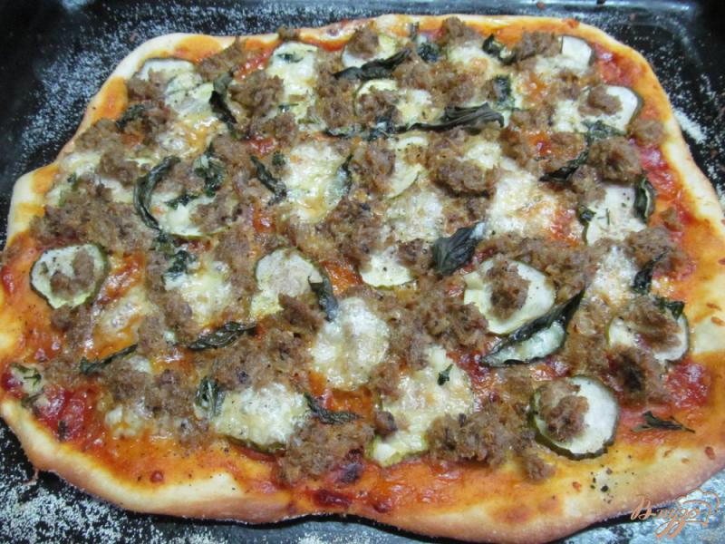 Фото приготовление рецепта: Пицца со свининой моцареллой и базиликом шаг №9