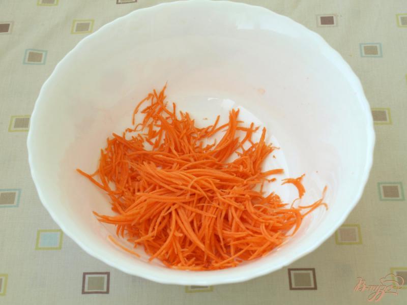 Фото приготовление рецепта: Овощной салат с редисом и сырой морковью шаг №1
