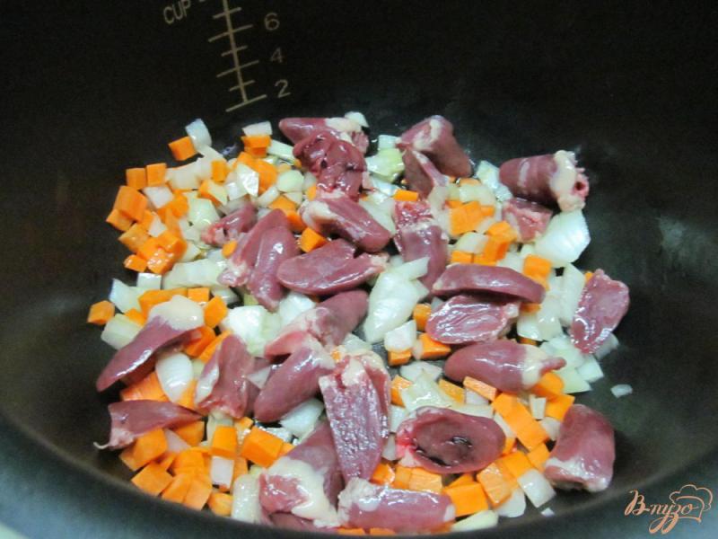 Фото приготовление рецепта: Каша с овощами и куриными сердечками в мультиварке шаг №2