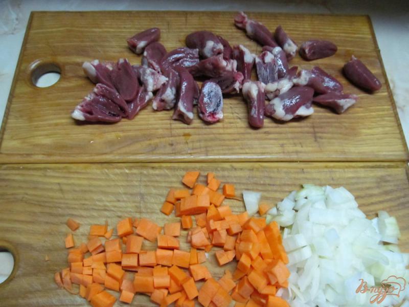 Фото приготовление рецепта: Каша с овощами и куриными сердечками в мультиварке шаг №1