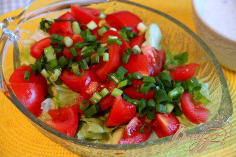 Фото приготовление рецепта: Салат из летних овощей с пикантной творожно-йогуртовой заправкой шаг №4