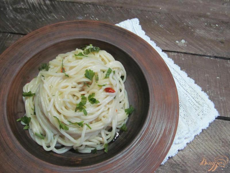 Фото приготовление рецепта: Спагетти с чесноком и перцем чили шаг №7