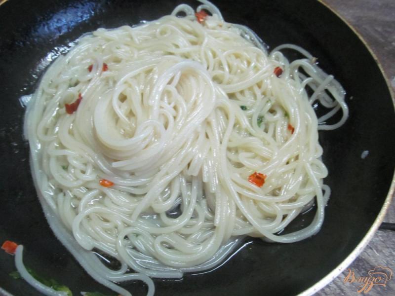 Фото приготовление рецепта: Спагетти с чесноком и перцем чили шаг №6