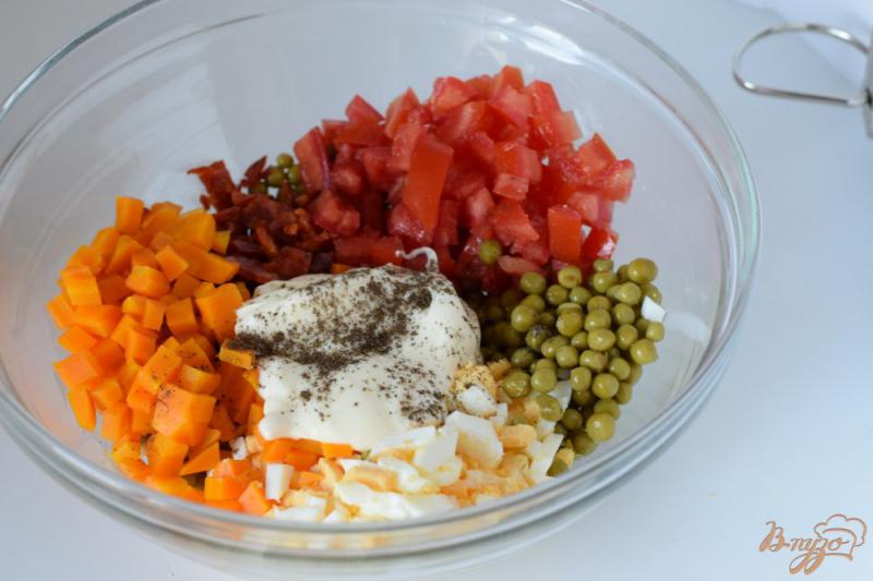 Фото приготовление рецепта: Салат с чоризо и консервированным горошком шаг №7
