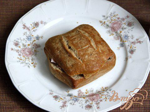Фото приготовление рецепта: Горячий завтрак в булочке за 2 минуты шаг №4