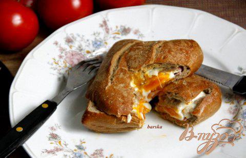 Фото приготовление рецепта: Горячий завтрак в булочке за 2 минуты шаг №5