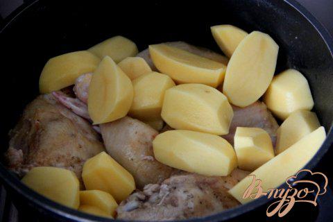 Фото приготовление рецепта: Курица с картофелем, в соусе от кипрского повара Христоса Христодулу шаг №3