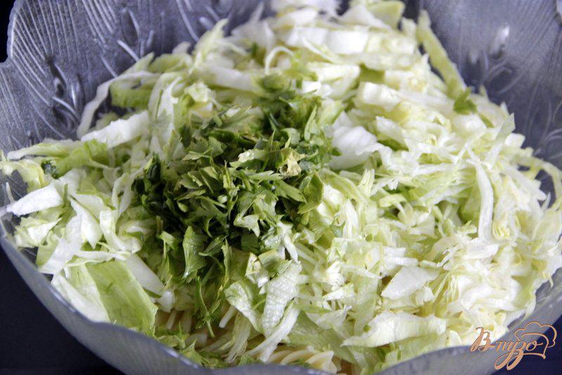 Фото приготовление рецепта: Салат из макарон, с салями и овощами шаг №2